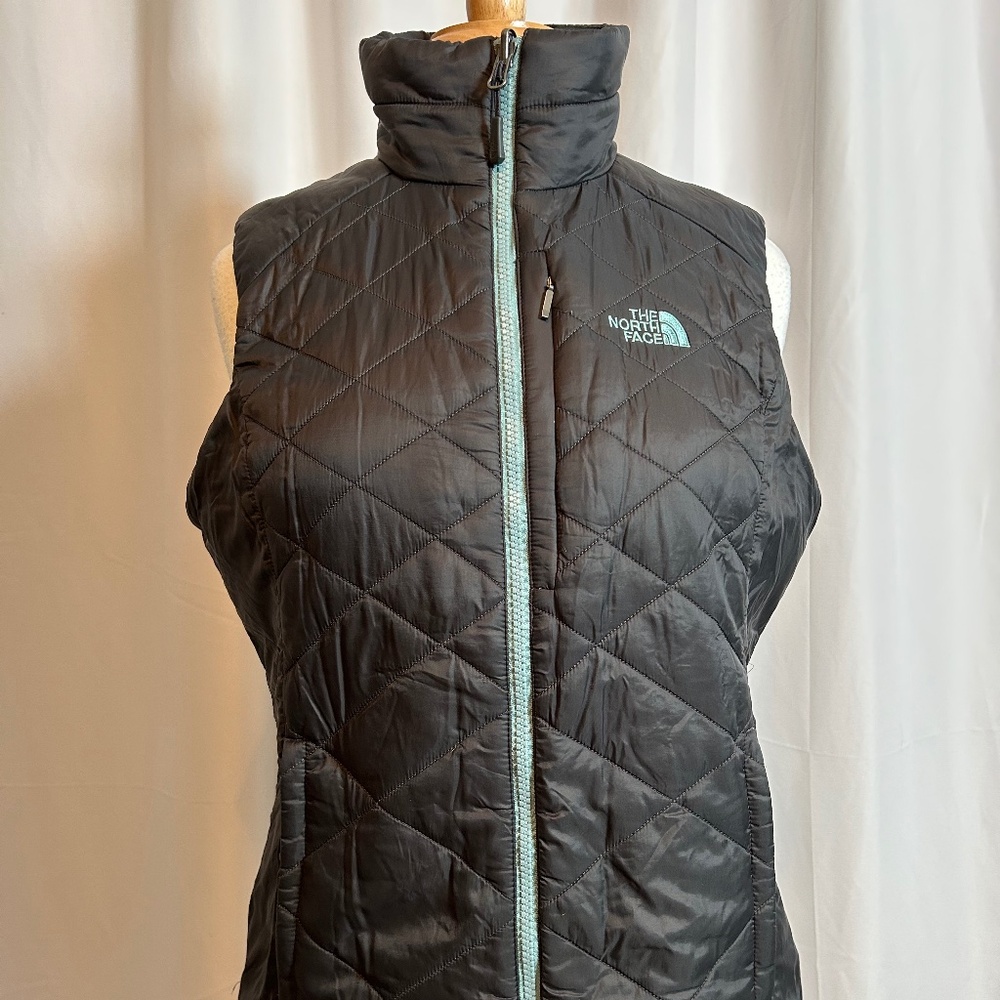 WOMEN'S THE NORTH FACE BLAZE VEST IN BLACK WITH LIGHT BLUE ACCENTS - SIZE MEDIUM